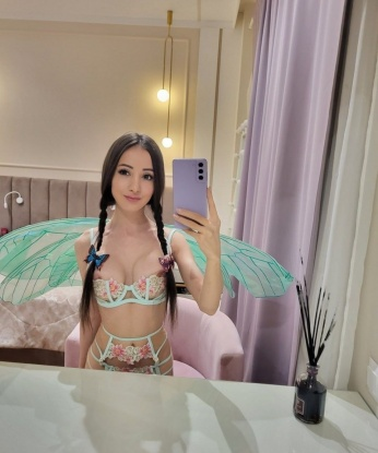 Обладаю изящной фигурой, чувственными губами и легкими руками. Мои услуги - это полное расслабление и наслаждение. Я могу предложить вам незабываемый эротический массаж, интимные игры, фантазии и многое другое. Мое фото полностью соответствует действительности, вы можете увидеть его в моем профиле. Живу в Москве и готова встретиться с вами для приятного времяпровождения. Приходите ко мне и я покажу вам, что такое настоящее удовольствие. 💋 2239, 24 года